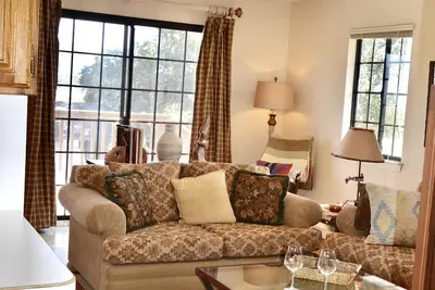Image de Walking distance to Los Olivos on working ranch in wine country.