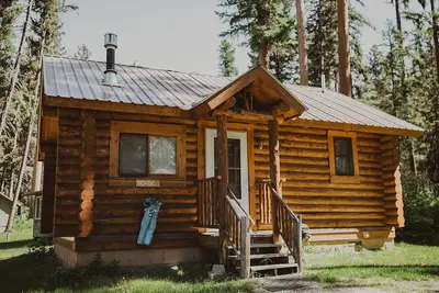 Image de Nordic Cabin at Tamaracks Resort, a cozy log cabin with views of Seeley Lake.