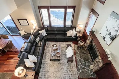 Image de Luxurious and Elegant Mountain Living in the Heart of Mammoth. Ski, Golf, Jaccuzi