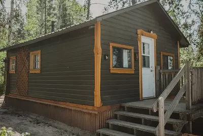 Image de Sunset Cabin at Tamaracks Resort, a lakefront cabin with it's own beach access.