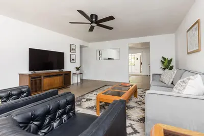 Image de Updated 3 bedroom home- perfect for long stays (pet friendly! )