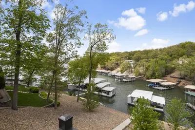 Image de Family Fun Awaits at this Renovated Lakefront Osage Beach Home with Private Dock