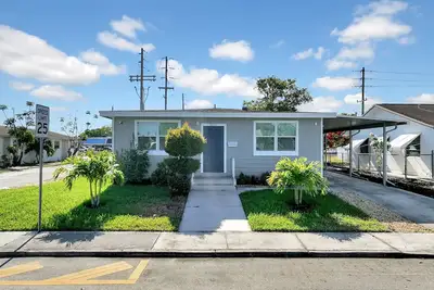 Image de Newly Renovated Home- within 10 minutes from the beach.