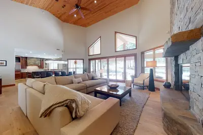 Image de Elegant Flagstaff Golf Club estate with exquisite views, fireplace