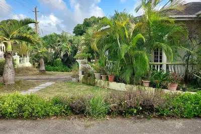 2 bed apartment. 5mins from beach and 10 mins from Speightstown.