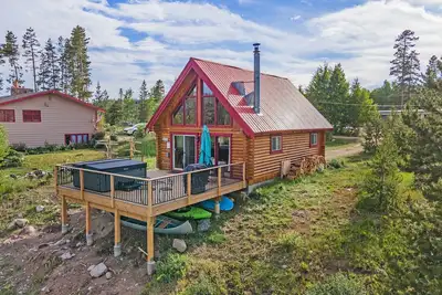 Image de Incredible Waterfront Cabin with Hot Tub & water toys!