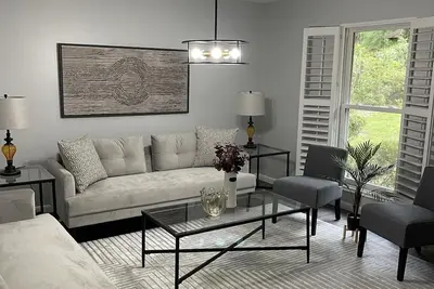 Image de Cheerful 4 Bedroom Pool Home Close to Everything