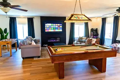 Image de 🐶 Fenced Backyard Oasis🔥Hot Tub 🍕PizzaOven🃏Huge Game Room