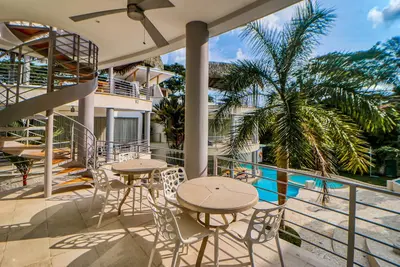 Image de Luxury condo with private rooftop hot tub, W\/D, and pool - close to the beach