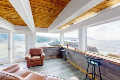 Image de Stunning studio with panoramic ocean views, updated interior, & cozy kitchen