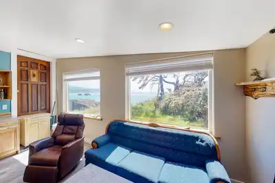 Image de Oceanfront condo with jetted tub, WiFi, and smart Tv - convenient to state parks