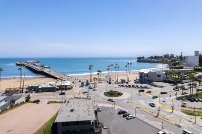 Coastal Retreat walking distance to Main Beach!