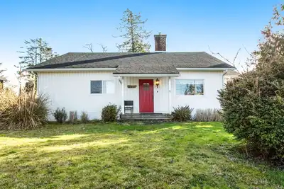 Image de Home with spacious backyard, wood stove, W/D & free WiFi - short drive to beach