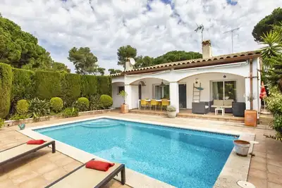 Image de Belle maison de vacances privée pour 8 personnes avec piscine privée, Wifi, Tv et patio