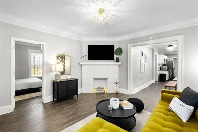 Image de Retro Chic 3-Bdrm Bungalow Walkable to Summerhill