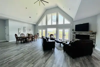 Image de New! Private 5br 5, 000 SqFt Lake House on 7 Acres