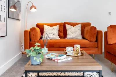 Image de Stylish 2 bed town centre apartment with private parking