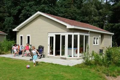 Image de Chalet spacieux avec lave-vaisselle, entouré de verdure