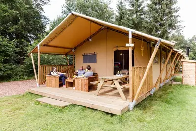 Image de Tente glamping d'ambiance avec salle de bain en pleine nature