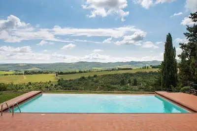 Image de Villa 'Castello di Monteluco a Lecchi' avec vue sur les collines, piscine et Wi-Fi
