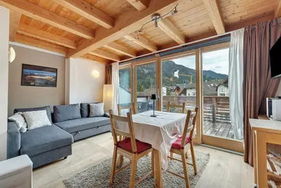 Image de Appartement de vacances 'Ciasa Irene Mansarde' près des pistes de ski avec vue sur les montagnes