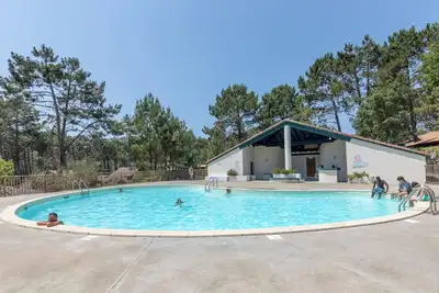 Image de \"Villa T3 Proche Océan et Golf\" avec jardin et piscine