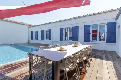 Image de Ancienne école de village avec piscine