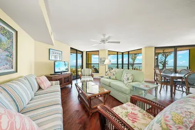 Image de Pine Cove #201 is a 3/2 beachfront Sanibel Island vacation rental condo