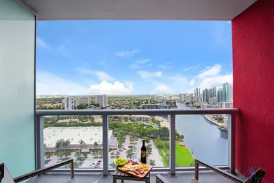 Image de Upper studio w/ Balcony|Pool+ Gym+ Near Beach