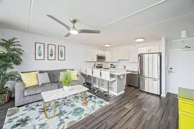 Image de City-Golf Course View Condo at the Waikiki Banyan w/Free Parking & WiFi