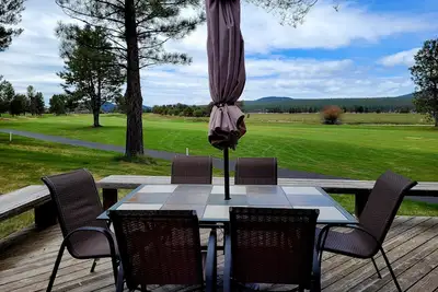 Cozy Sunriver Cabin with Golf Views, Patio & A/C