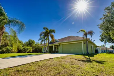 Image de Charming home with private saltwater pool, firepit, alfresco dining & Ac