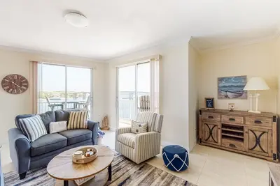 Image de Waterfront condo with balcony, pool, hot tub, central Ac & washer/dryer