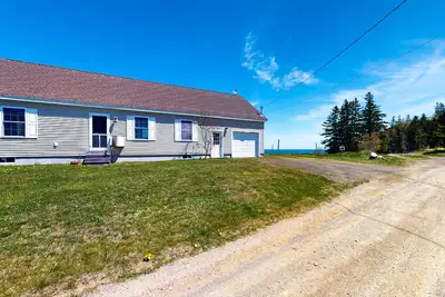 Image de Tranquil getaway on the coast with beach access, ocean views, & screened porch