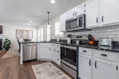 Image de Newly Renovated Modern Home centrally located in Cary, near Rdu and Pnc Arena\n
