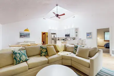 Image de Relaxing South Bethany beach retreat with access to private beach and screened p