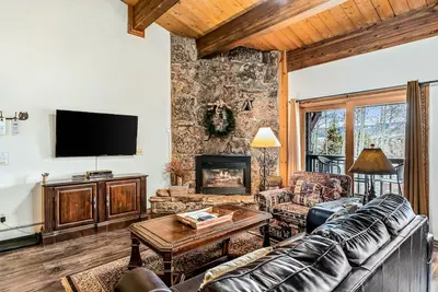 Image de Mountain-view condo steps from slopes with pool, hot tub, sauna & balcony