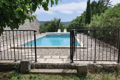 Image de Maison de village en pierre avec Piscine et jardin
