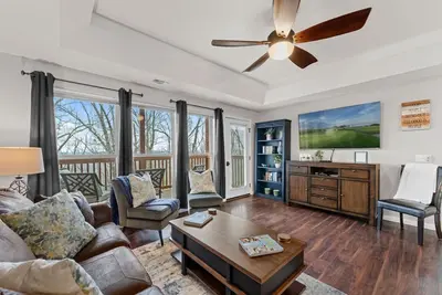 Image de Spacious remodel 5 mn-Sdc, 10 mn-Lake, 2br 2. 5ba