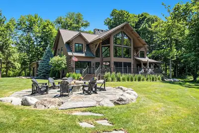 Image de Waterfront Custom Log Home, minutes to Saugatuck/Douglas!