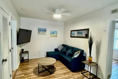 Image de Adorable unit 5 miles from the beach!