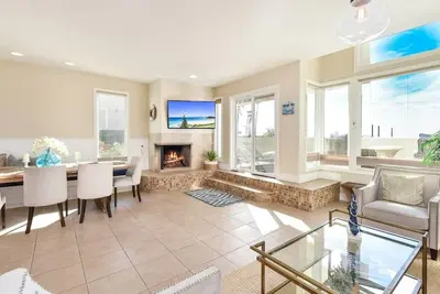 Image de 7 Bedroom Oceanfront Home & Back House