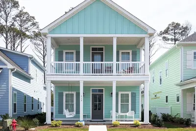 Image de Enjoy sea breezes from double-decker porch - walk to pool, private waterfront.