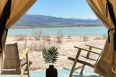 Image de Delightful wall tent on sandy beach at waters edge
