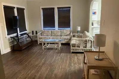 Image de Casual, fully stocked house in mixed use neighborhood in St Pete