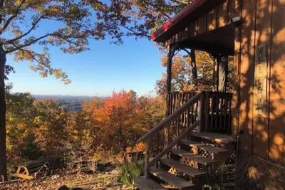 Image de Mountain Top Lodge with Gorgeous Panoramic View, Hot Tub, Pool Table & Fireplace