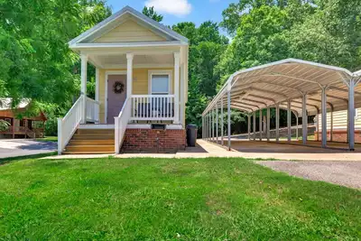 Image de Cottage #1 Fisherman's Landing \/ 1-Bed Fishing Cottage w\/Covered Boat Shelter\"