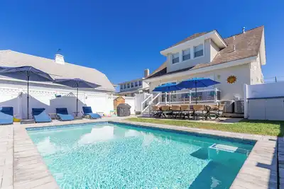 Image de Completely Renovated. Private Upper Deck & Water Views. Inground Heated  Pool