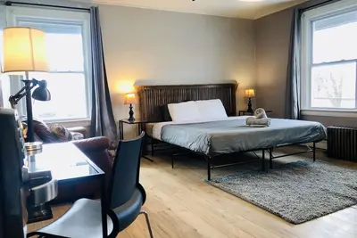 Image de Cozy King: Bath & Kitchenette, Fast Wifi & Office