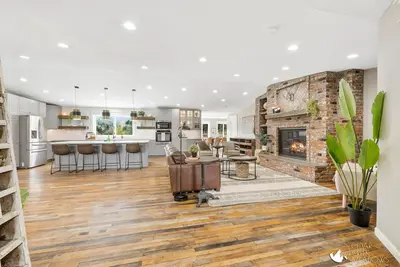 Image de 3 Acres Remodeled Home With Hot Tub Walking Distance to Beach! Garden & Fire Pit